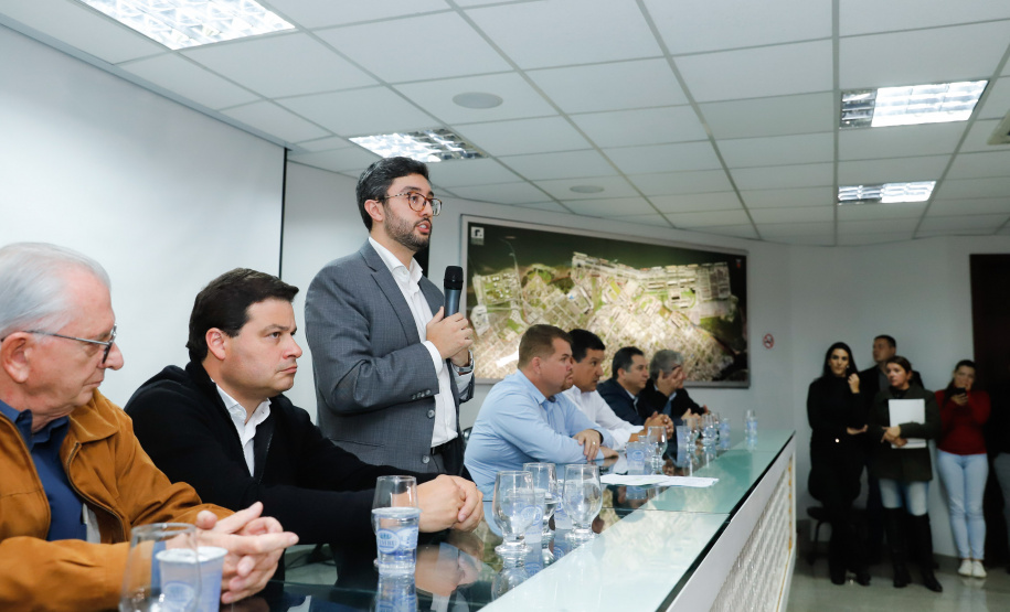 O Corredor de Exportação do Porto de Paranaguá, sistema por onde são movimentados grãos e farelos, será remodelado e modernizado para atender a crescente demanda do agronegócio paranaense. A estrutura foi construída ainda na década de 1970. Nesta quinta-feira (15), o governador Carlos Massa Ratinho Junior esteve em Paranaguá e autorizou a licitação do projeto básico das obras.