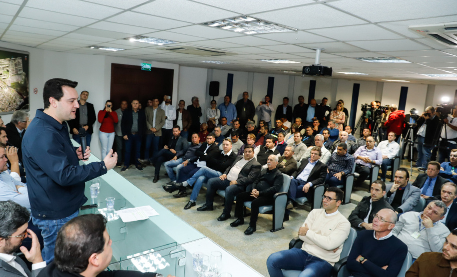 O Corredor de Exportação do Porto de Paranaguá, sistema por onde são movimentados grãos e farelos, será remodelado e modernizado para atender a crescente demanda do agronegócio paranaense. A estrutura foi construída ainda na década de 1970. Nesta quinta-feira (15), o governador Carlos Massa Ratinho Junior esteve em Paranaguá e autorizou a licitação do projeto básico das obras.