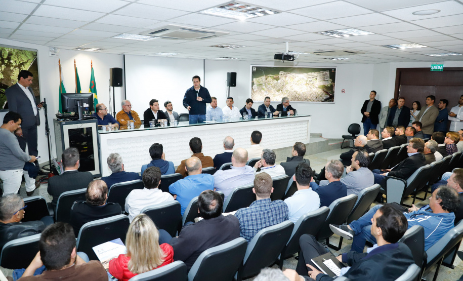 O Corredor de Exportação do Porto de Paranaguá, sistema por onde são movimentados grãos e farelos, será remodelado e modernizado para atender a crescente demanda do agronegócio paranaense. A estrutura foi construída ainda na década de 1970. Nesta quinta-feira (15), o governador Carlos Massa Ratinho Junior esteve em Paranaguá e autorizou a licitação do projeto básico das obras.