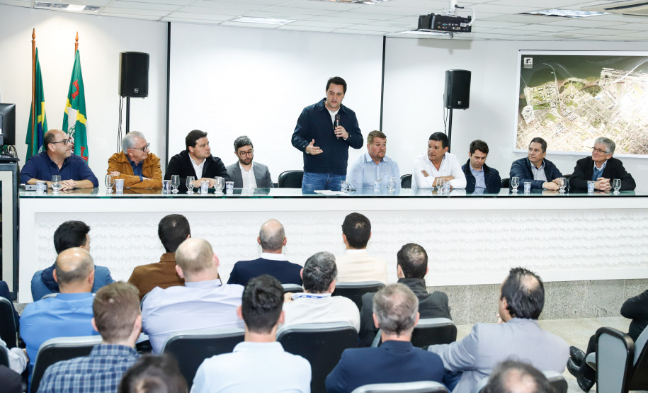 O Corredor de Exportação do Porto de Paranaguá, sistema por onde são movimentados grãos e farelos, será remodelado e modernizado para atender a crescente demanda do agronegócio paranaense. A estrutura foi construída ainda na década de 1970. Nesta quinta-feira (15), o governador Carlos Massa Ratinho Junior esteve em Paranaguá e autorizou a licitação do projeto básico das obras.