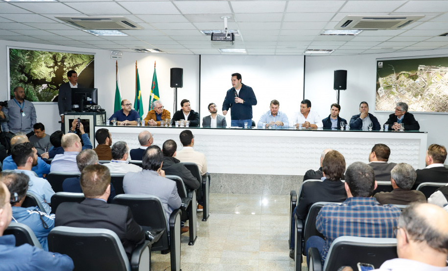 O Corredor de Exportação do Porto de Paranaguá, sistema por onde são movimentados grãos e farelos, será remodelado e modernizado para atender a crescente demanda do agronegócio paranaense. A estrutura foi construída ainda na década de 1970. Nesta quinta-feira (15), o governador Carlos Massa Ratinho Junior esteve em Paranaguá e autorizou a licitação do projeto básico das obras.