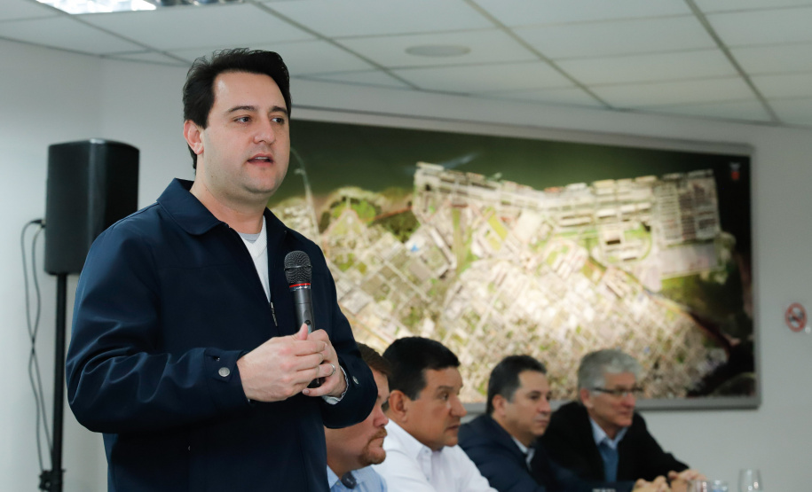 O Corredor de Exportação do Porto de Paranaguá, sistema por onde são movimentados grãos e farelos, será remodelado e modernizado para atender a crescente demanda do agronegócio paranaense. A estrutura foi construída ainda na década de 1970. Nesta quinta-feira (15), o governador Carlos Massa Ratinho Junior esteve em Paranaguá e autorizou a licitação do projeto básico das obras.