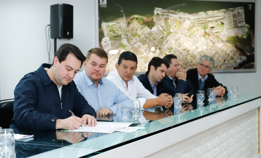 O Corredor de Exportação do Porto de Paranaguá, sistema por onde são movimentados grãos e farelos, será remodelado e modernizado para atender a crescente demanda do agronegócio paranaense. A estrutura foi construída ainda na década de 1970. Nesta quinta-feira (15), o governador Carlos Massa Ratinho Junior esteve em Paranaguá e autorizou a licitação do projeto básico das obras.