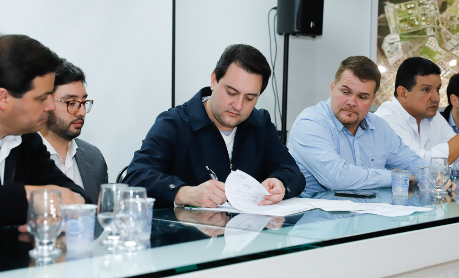 O Corredor de Exportação do Porto de Paranaguá, sistema por onde são movimentados grãos e farelos, será remodelado e modernizado para atender a crescente demanda do agronegócio paranaense. A estrutura foi construída ainda na década de 1970. Nesta quinta-feira (15), o governador Carlos Massa Ratinho Junior esteve em Paranaguá e autorizou a licitação do projeto básico das obras.