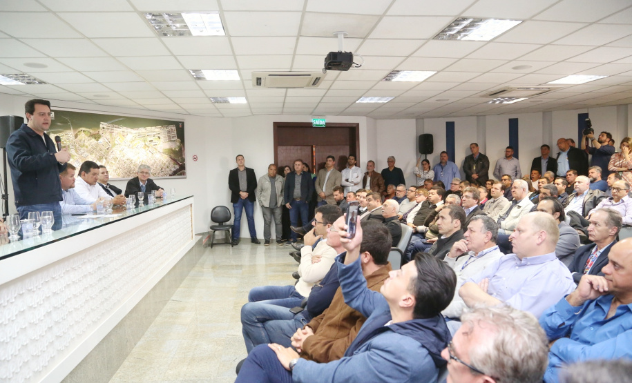 O Corredor de Exportação do Porto de Paranaguá, sistema por onde são movimentados grãos e farelos, será remodelado e modernizado para atender a crescente demanda do agronegócio paranaense. A estrutura foi construída ainda na década de 1970. Nesta quinta-feira (15), o governador Carlos Massa Ratinho Junior esteve em Paranaguá e  autorizou a licitação do projeto básico das obras. Foto: Gilson Abreu/AEN