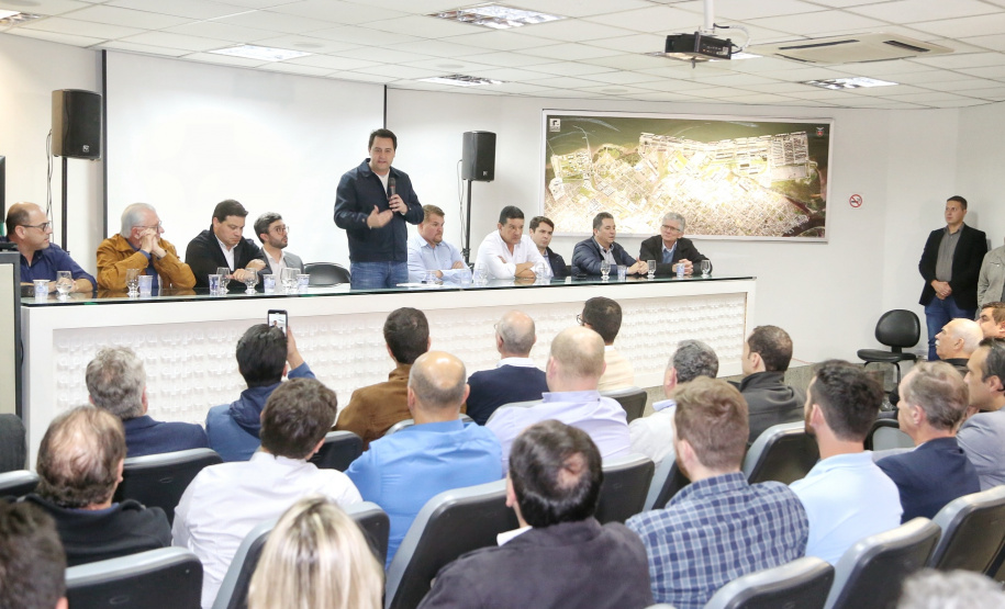 O Corredor de Exportação do Porto de Paranaguá, sistema por onde são movimentados grãos e farelos, será remodelado e modernizado para atender a crescente demanda do agronegócio paranaense. A estrutura foi construída ainda na década de 1970. Nesta quinta-feira (15), o governador Carlos Massa Ratinho Junior esteve em Paranaguá e  autorizou a licitação do projeto básico das obras. Foto: Gilson Abreu/AEN