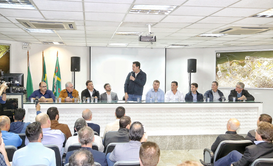 O Corredor de Exportação do Porto de Paranaguá, sistema por onde são movimentados grãos e farelos, será remodelado e modernizado para atender a crescente demanda do agronegócio paranaense. A estrutura foi construída ainda na década de 1970. Nesta quinta-feira (15), o governador Carlos Massa Ratinho Junior esteve em Paranaguá e  autorizou a licitação do projeto básico das obras. Foto: Gilson Abreu/AEN