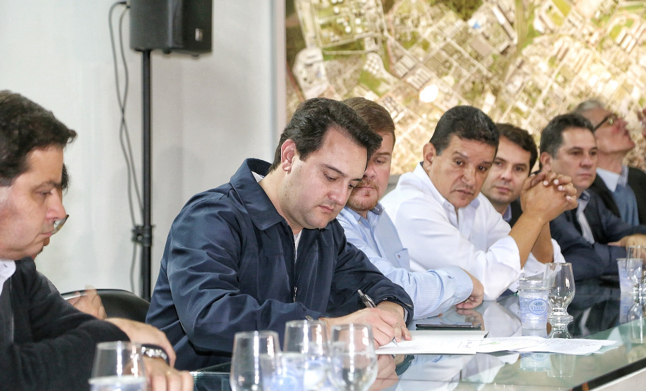 O Corredor de Exportação do Porto de Paranaguá, sistema por onde são movimentados grãos e farelos, será remodelado e modernizado para atender a crescente demanda do agronegócio paranaense. A estrutura foi construída ainda na década de 1970. Nesta quinta-feira (15), o governador Carlos Massa Ratinho Junior esteve em Paranaguá e  autorizou a licitação do projeto básico das obras. Foto: Gilson Abreu/AEN