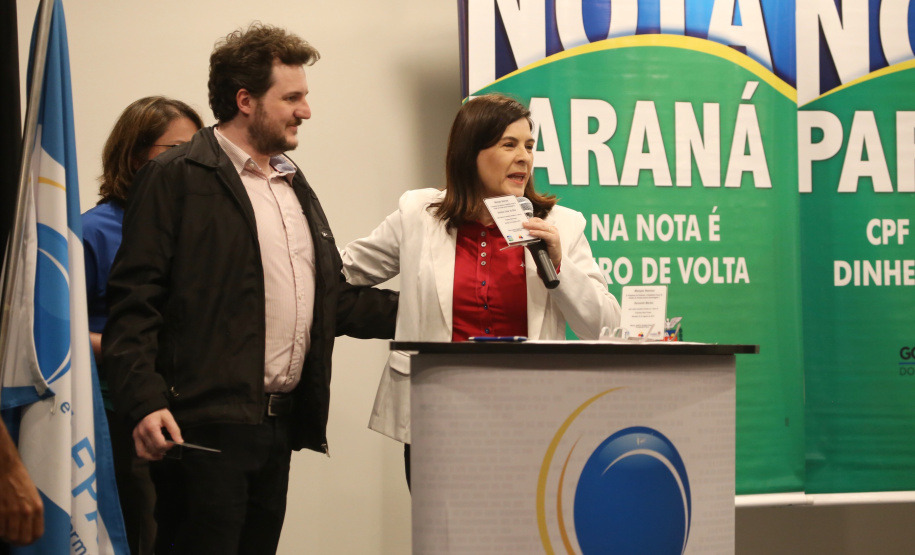 São três entidades de assistência social as ganhadoras deste mês dos prêmios distribuídos pelo programa Nota Paraná, mantido pela Secretaria de Estado da Fazenda. O programa devolve 30% do Imposto sobre Circulação de Mercadorias e Serviços (ICMS) recolhido pela Receita Estadual ao consumidor que pede nota fiscal no comércio. Foto: José Fernando Ogura/AEN