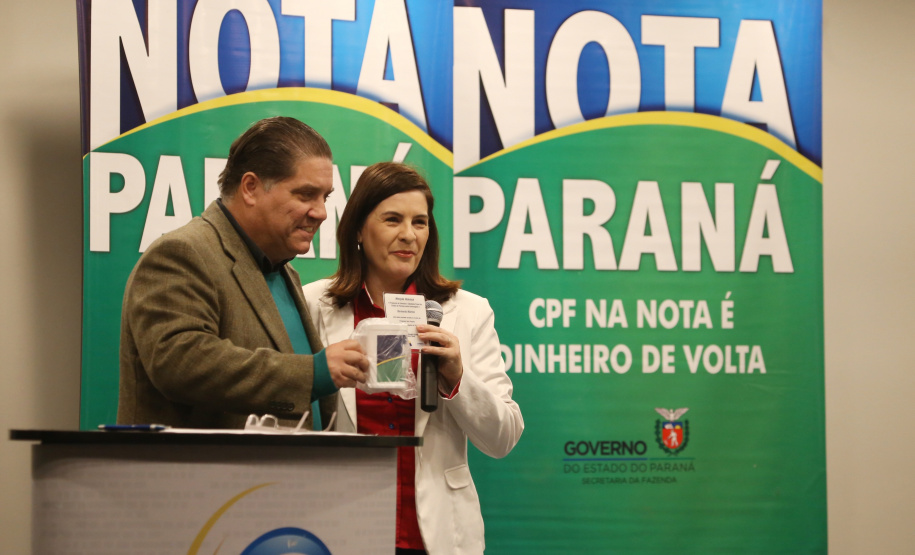 São três entidades de assistência social as ganhadoras deste mês dos prêmios distribuídos pelo programa Nota Paraná, mantido pela Secretaria de Estado da Fazenda. O programa devolve 30% do Imposto sobre Circulação de Mercadorias e Serviços (ICMS) recolhido pela Receita Estadual ao consumidor que pede nota fiscal no comércio. Foto: José Fernando Ogura/AEN
