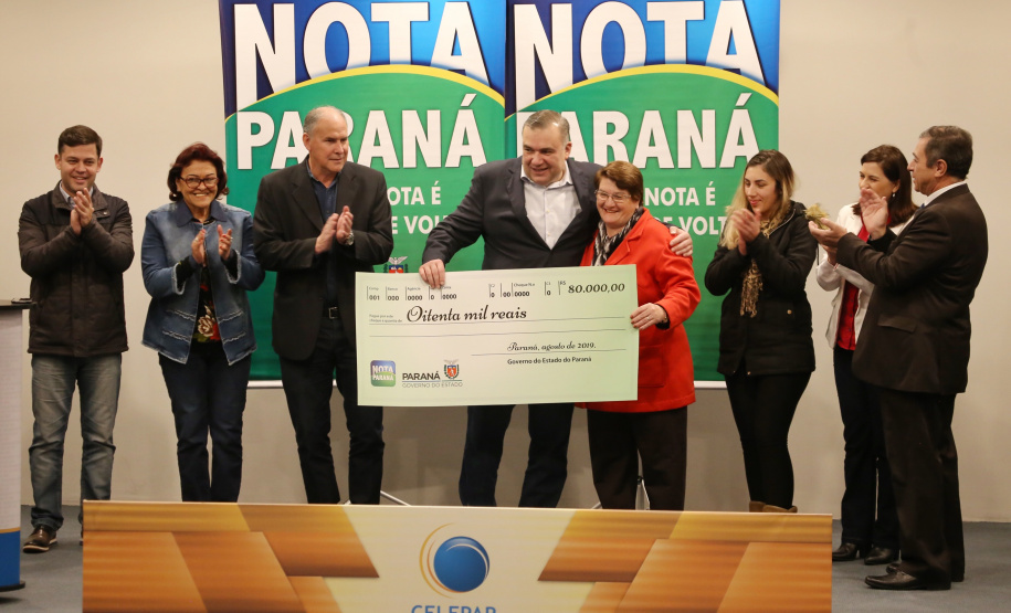 São três entidades de assistência social as ganhadoras deste mês dos prêmios distribuídos pelo programa Nota Paraná, mantido pela Secretaria de Estado da Fazenda. O programa devolve 30% do Imposto sobre Circulação de Mercadorias e Serviços (ICMS) recolhido pela Receita Estadual ao consumidor que pede nota fiscal no comércio. Foto: José Fernando Ogura/AEN