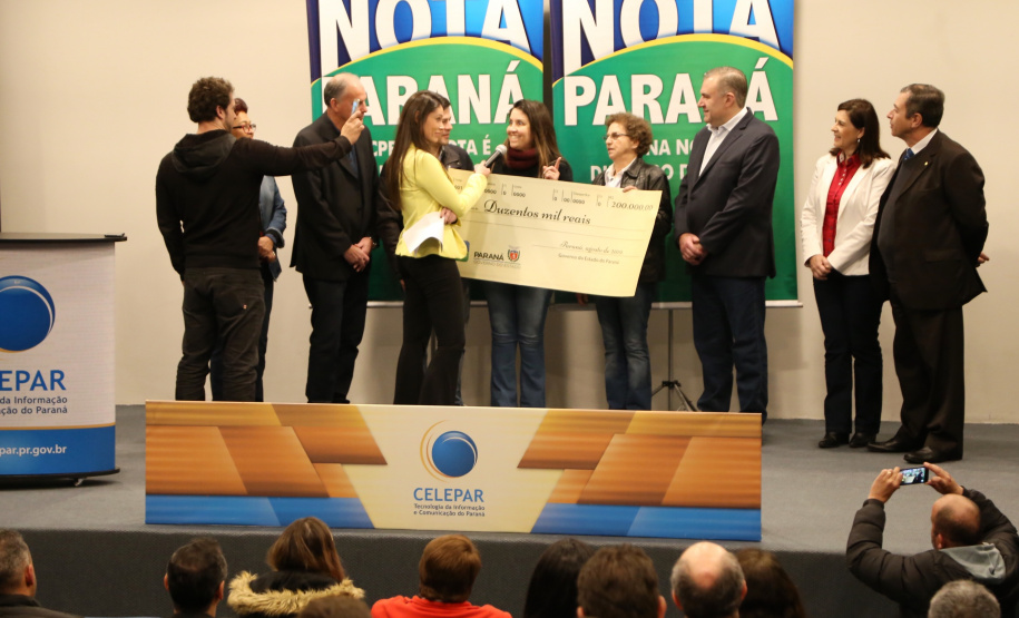 São três entidades de assistência social as ganhadoras deste mês dos prêmios distribuídos pelo programa Nota Paraná, mantido pela Secretaria de Estado da Fazenda. O programa devolve 30% do Imposto sobre Circulação de Mercadorias e Serviços (ICMS) recolhido pela Receita Estadual ao consumidor que pede nota fiscal no comércio. Foto: José Fernando Ogura/AEN