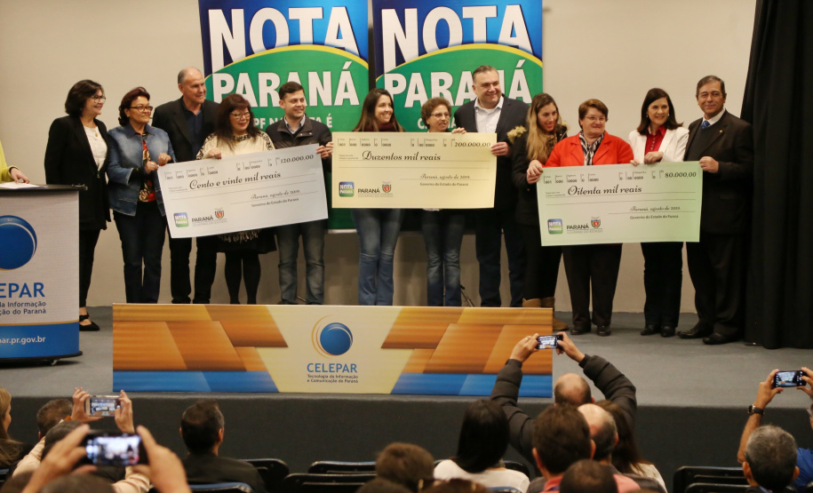 São três entidades de assistência social as ganhadoras deste mês dos prêmios distribuídos pelo programa Nota Paraná, mantido pela Secretaria de Estado da Fazenda. O programa devolve 30% do Imposto sobre Circulação de Mercadorias e Serviços (ICMS) recolhido pela Receita Estadual ao consumidor que pede nota fiscal no comércio. Foto: José Fernando Ogura/AEN