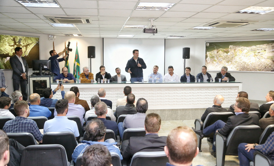 A licitação das obras de reparos e melhorias dos trapiches existentes de Encantadas e Nova Brasília, na Ilha do Mel, foi autorizada pelo governador Carlos Massa Ratinho Junior, nesta quinta-feira (15), durante evento na sede administrativa da empresa Portos do Paraná. Foto: Gilson Abreu/AEN