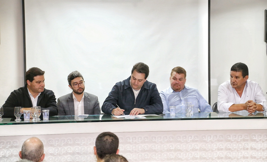 A licitação das obras de reparos e melhorias dos trapiches existentes de Encantadas e Nova Brasília, na Ilha do Mel, foi autorizada pelo governador Carlos Massa Ratinho Junior, nesta quinta-feira (15), durante evento na sede administrativa da empresa Portos do Paraná. Foto: Gilson Abreu/AEN