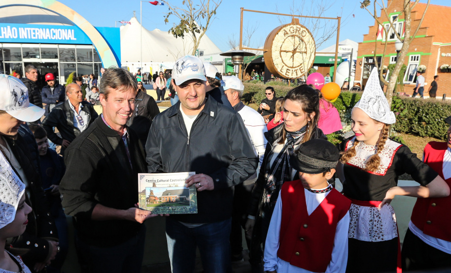 O governador Carlos Massa Ratinho Junior visita nesta quinta-feira (15), a Agroleite, realizado pela Cooperativa Castrolanda, em Castro, nos Campos Gerais. Considerado um dos maiores eventos da cadeia do leite na América, a Agroleite tem foco na tecnologia, produtividade e melhores resultados para os produtores. Castro, 15/08/2019 -  Foto: Geraldo Bubniak/AEN