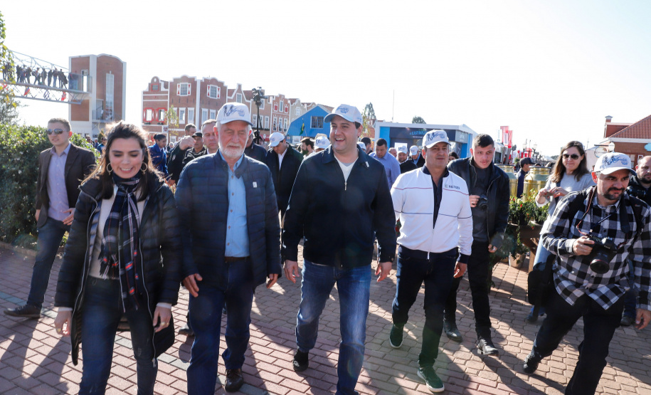 O governador Carlos Massa Ratinho Junior reforçou nesta quinta-feira (15), na Agroleite, em Castro, a necessidade de o Paraná agregar tecnologia e industrialização à produção do leite, mantendo o Estado em uma posição de destaque no País. Em sua 19ª edição, a feira é uma das principais vitrines do Brasil de novas tecnologias para o setor.