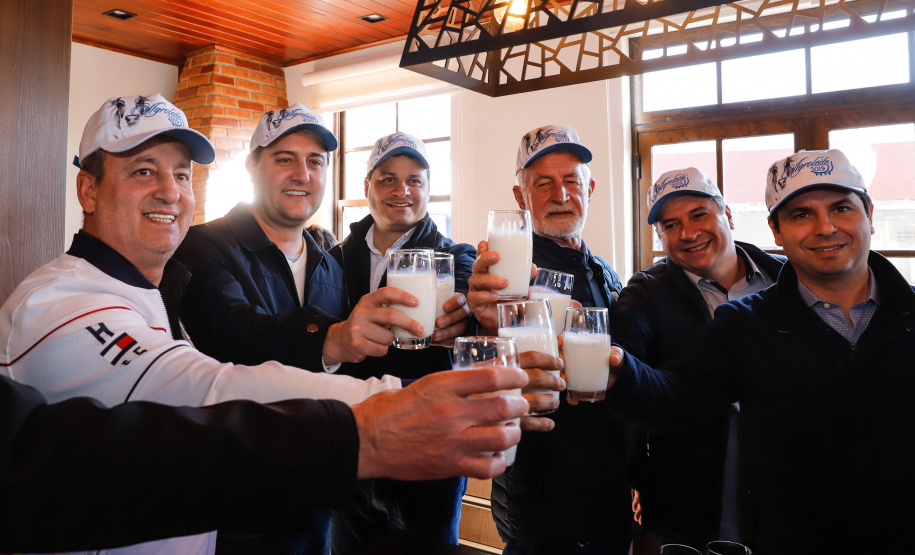 O governador Carlos Massa Ratinho Junior reforçou nesta quinta-feira (15), na Agroleite, em Castro, a necessidade de o Paraná agregar tecnologia e industrialização à produção do leite, mantendo o Estado em uma posição de destaque no País. Em sua 19ª edição, a feira é uma das principais vitrines do Brasil de novas tecnologias para o setor.