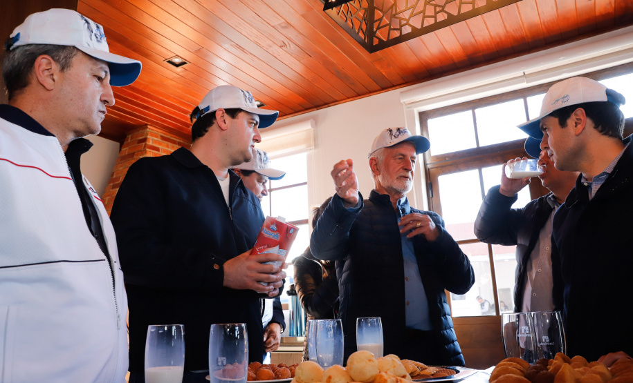 O governador Carlos Massa Ratinho Junior reforçou nesta quinta-feira (15), na Agroleite, em Castro, a necessidade de o Paraná agregar tecnologia e industrialização à produção do leite, mantendo o Estado em uma posição de destaque no País. Em sua 19ª edição, a feira é uma das principais vitrines do Brasil de novas tecnologias para o setor.