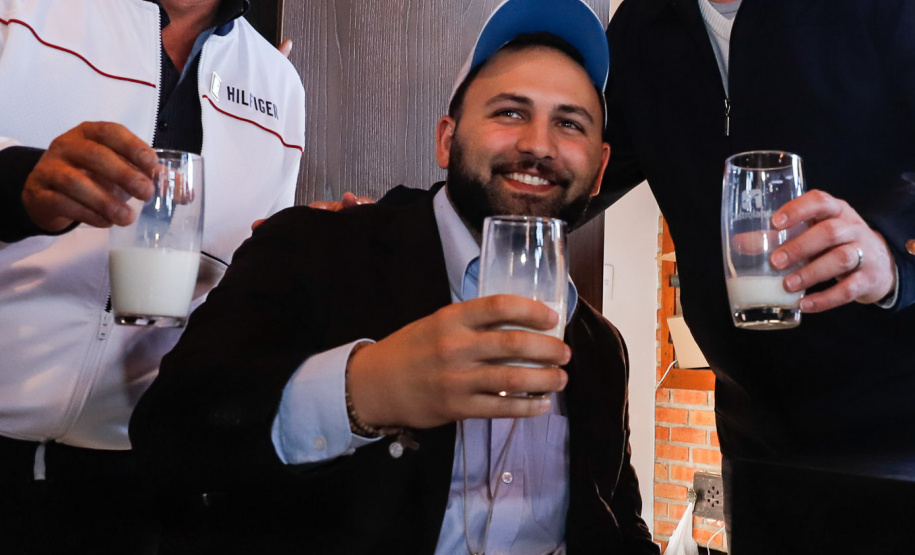 O governador Carlos Massa Ratinho Junior reforçou nesta quinta-feira (15), na Agroleite, em Castro, a necessidade de o Paraná agregar tecnologia e industrialização à produção do leite, mantendo o Estado em uma posição de destaque no País. Em sua 19ª edição, a feira é uma das principais vitrines do Brasil de novas tecnologias para o setor.