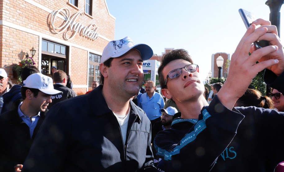 O governador Carlos Massa Ratinho Junior reforçou nesta quinta-feira (15), na Agroleite, em Castro, a necessidade de o Paraná agregar tecnologia e industrialização à produção do leite, mantendo o Estado em uma posição de destaque no País. Em sua 19ª edição, a feira é uma das principais vitrines do Brasil de novas tecnologias para o setor.