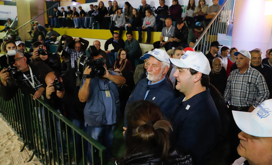 O governador Carlos Massa Ratinho Junior reforçou nesta quinta-feira (15), na Agroleite, em Castro, a necessidade de o Paraná agregar tecnologia e industrialização à produção do leite, mantendo o Estado em uma posição de destaque no País. Em sua 19ª edição, a feira é uma das principais vitrines do Brasil de novas tecnologias para o setor.