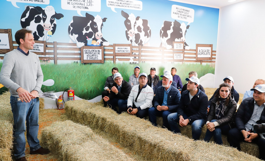 O governador Carlos Massa Ratinho Junior reforçou nesta quinta-feira (15), na Agroleite, em Castro, a necessidade de o Paraná agregar tecnologia e industrialização à produção do leite, mantendo o Estado em uma posição de destaque no País. Em sua 19ª edição, a feira é uma das principais vitrines do Brasil de novas tecnologias para o setor.
