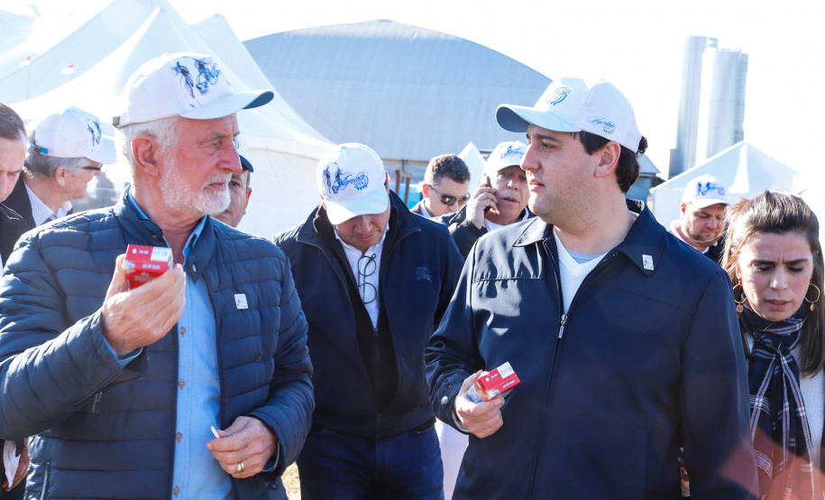 O governador Carlos Massa Ratinho Junior reforçou nesta quinta-feira (15), na Agroleite, em Castro, a necessidade de o Paraná agregar tecnologia e industrialização à produção do leite, mantendo o Estado em uma posição de destaque no País. Em sua 19ª edição, a feira é uma das principais vitrines do Brasil de novas tecnologias para o setor.