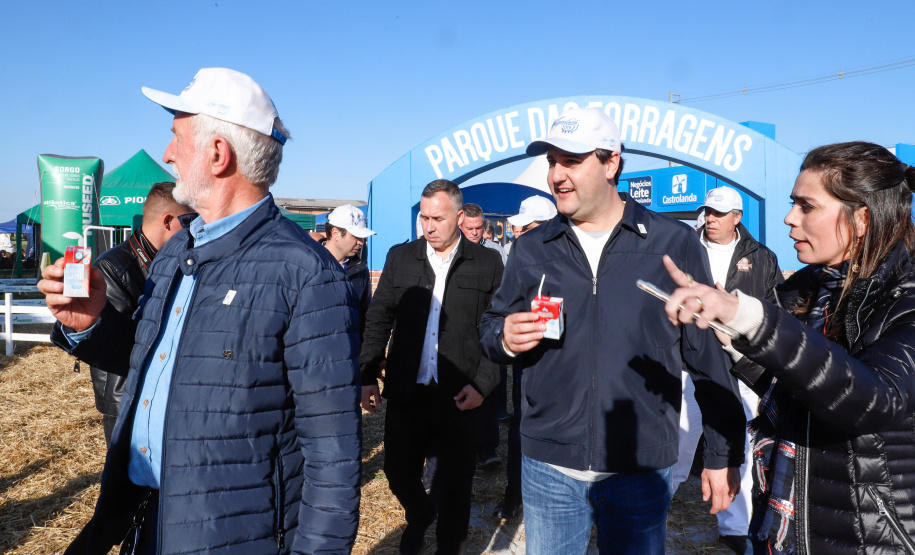 O governador Carlos Massa Ratinho Junior reforçou nesta quinta-feira (15), na Agroleite, em Castro, a necessidade de o Paraná agregar tecnologia e industrialização à produção do leite, mantendo o Estado em uma posição de destaque no País. Em sua 19ª edição, a feira é uma das principais vitrines do Brasil de novas tecnologias para o setor.