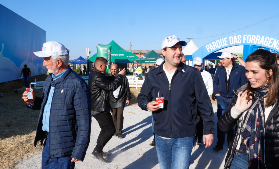O governador Carlos Massa Ratinho Junior reforçou nesta quinta-feira (15), na Agroleite, em Castro, a necessidade de o Paraná agregar tecnologia e industrialização à produção do leite, mantendo o Estado em uma posição de destaque no País. Em sua 19ª edição, a feira é uma das principais vitrines do Brasil de novas tecnologias para o setor.