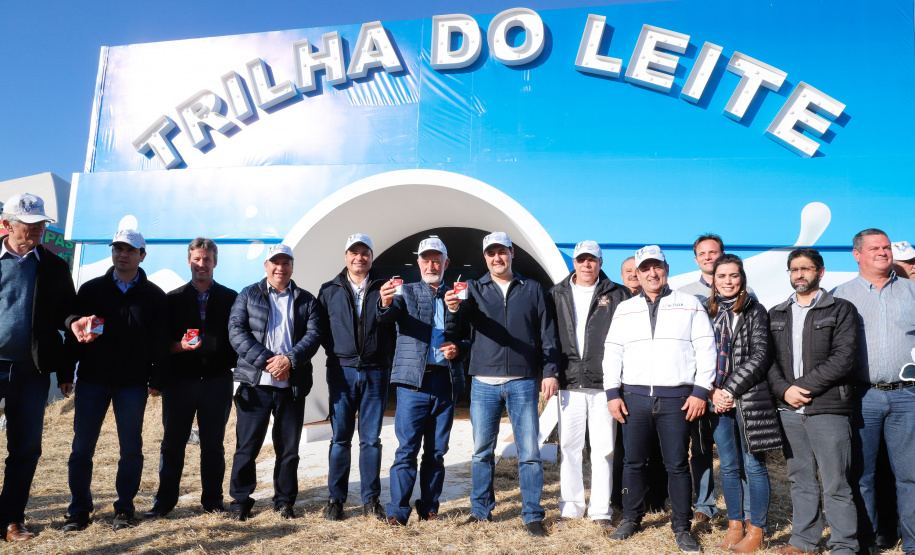 O governador Carlos Massa Ratinho Junior reforçou nesta quinta-feira (15), na Agroleite, em Castro, a necessidade de o Paraná agregar tecnologia e industrialização à produção do leite, mantendo o Estado em uma posição de destaque no País. Em sua 19ª edição, a feira é uma das principais vitrines do Brasil de novas tecnologias para o setor.