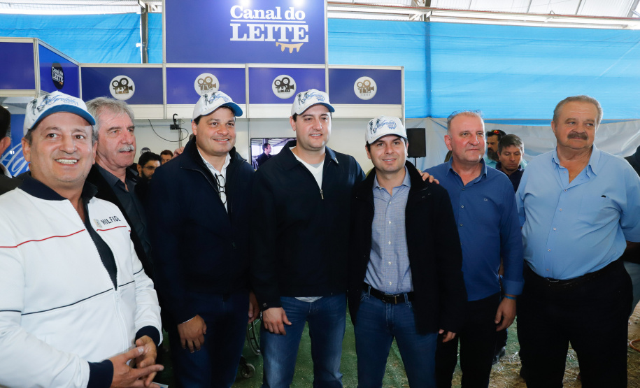 O governador Carlos Massa Ratinho Junior reforçou nesta quinta-feira (15), na Agroleite, em Castro, a necessidade de o Paraná agregar tecnologia e industrialização à produção do leite, mantendo o Estado em uma posição de destaque no País. Em sua 19ª edição, a feira é uma das principais vitrines do Brasil de novas tecnologias para o setor.