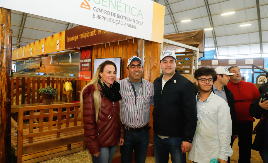 O governador Carlos Massa Ratinho Junior reforçou nesta quinta-feira (15), na Agroleite, em Castro, a necessidade de o Paraná agregar tecnologia e industrialização à produção do leite, mantendo o Estado em uma posição de destaque no País. Em sua 19ª edição, a feira é uma das principais vitrines do Brasil de novas tecnologias para o setor.