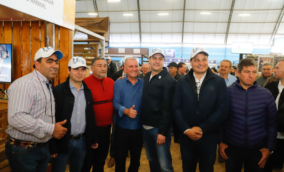 O governador Carlos Massa Ratinho Junior reforçou nesta quinta-feira (15), na Agroleite, em Castro, a necessidade de o Paraná agregar tecnologia e industrialização à produção do leite, mantendo o Estado em uma posição de destaque no País. Em sua 19ª edição, a feira é uma das principais vitrines do Brasil de novas tecnologias para o setor.