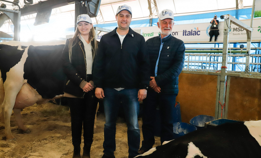 O governador Carlos Massa Ratinho Junior reforçou nesta quinta-feira (15), na Agroleite, em Castro, a necessidade de o Paraná agregar tecnologia e industrialização à produção do leite, mantendo o Estado em uma posição de destaque no País. Em sua 19ª edição, a feira é uma das principais vitrines do Brasil de novas tecnologias para o setor.