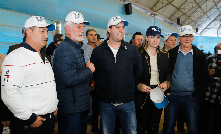 O governador Carlos Massa Ratinho Junior reforçou nesta quinta-feira (15), na Agroleite, em Castro, a necessidade de o Paraná agregar tecnologia e industrialização à produção do leite, mantendo o Estado em uma posição de destaque no País. Em sua 19ª edição, a feira é uma das principais vitrines do Brasil de novas tecnologias para o setor.