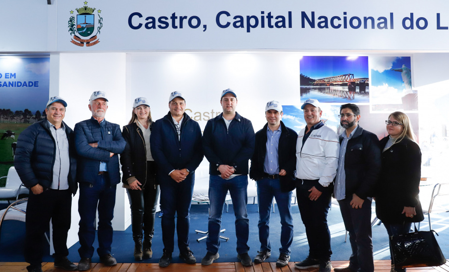 O governador Carlos Massa Ratinho Junior reforçou nesta quinta-feira (15), na Agroleite, em Castro, a necessidade de o Paraná agregar tecnologia e industrialização à produção do leite, mantendo o Estado em uma posição de destaque no País. Em sua 19ª edição, a feira é uma das principais vitrines do Brasil de novas tecnologias para o setor.