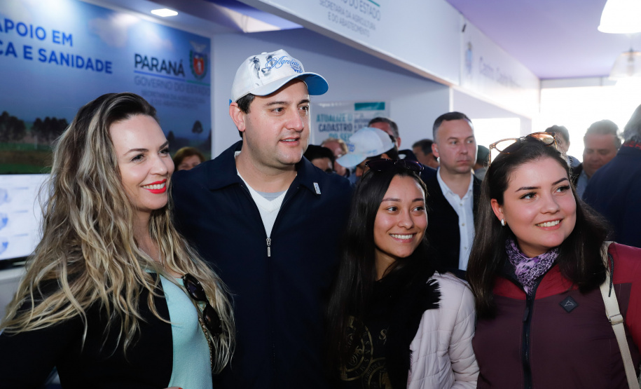 O governador Carlos Massa Ratinho Junior reforçou nesta quinta-feira (15), na Agroleite, em Castro, a necessidade de o Paraná agregar tecnologia e industrialização à produção do leite, mantendo o Estado em uma posição de destaque no País. Em sua 19ª edição, a feira é uma das principais vitrines do Brasil de novas tecnologias para o setor.