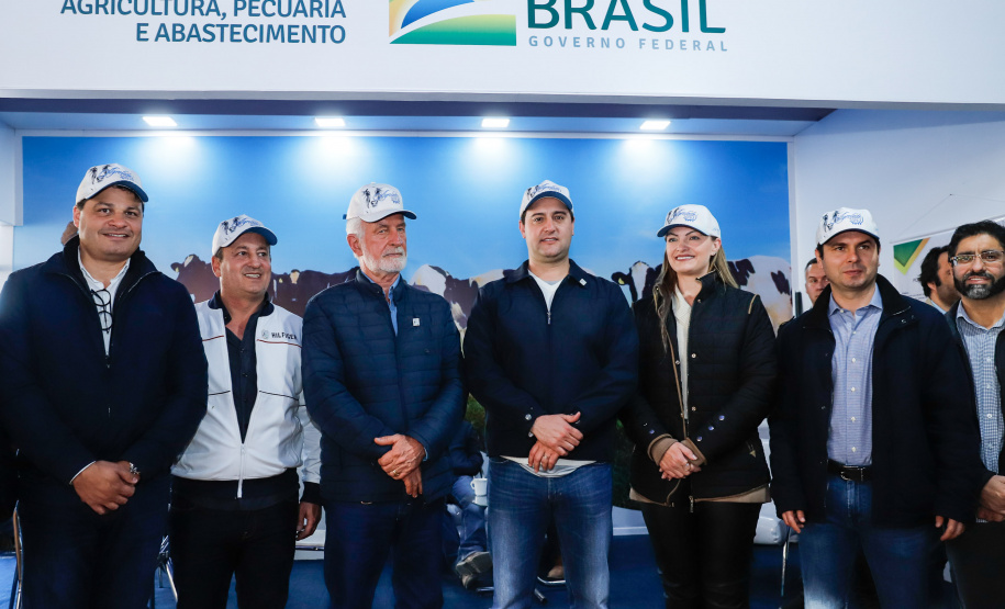 O governador Carlos Massa Ratinho Junior reforçou nesta quinta-feira (15), na Agroleite, em Castro, a necessidade de o Paraná agregar tecnologia e industrialização à produção do leite, mantendo o Estado em uma posição de destaque no País