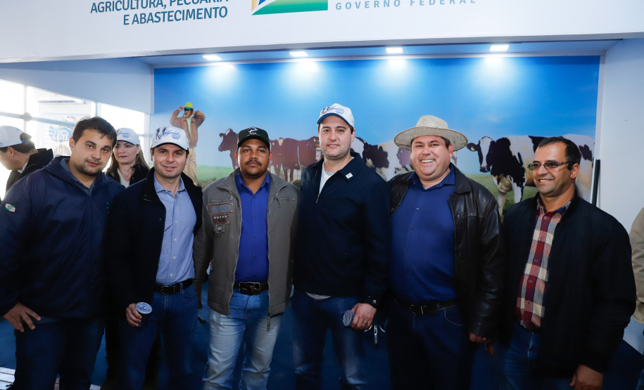 O governador Carlos Massa Ratinho Junior reforçou nesta quinta-feira (15), na Agroleite, em Castro, a necessidade de o Paraná agregar tecnologia e industrialização à produção do leite, mantendo o Estado em uma posição de destaque no País. Em sua 19ª edição, a feira é uma das principais vitrines do Brasil de novas tecnologias para o setor.