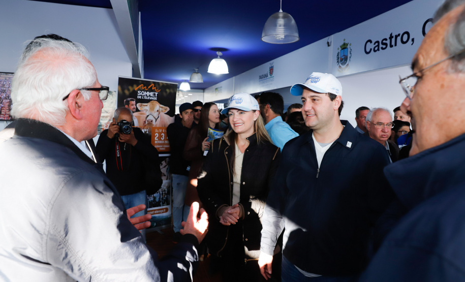 O governador Carlos Massa Ratinho Junior reforçou nesta quinta-feira (15), na Agroleite, em Castro, a necessidade de o Paraná agregar tecnologia e industrialização à produção do leite, mantendo o Estado em uma posição de destaque no País. Em sua 19ª edição, a feira é uma das principais vitrines do Brasil de novas tecnologias para o setor.