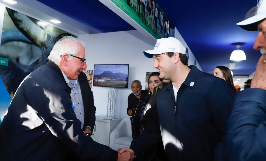 O governador Carlos Massa Ratinho Junior reforçou nesta quinta-feira (15), na Agroleite, em Castro, a necessidade de o Paraná agregar tecnologia e industrialização à produção do leite, mantendo o Estado em uma posição de destaque no País. Em sua 19ª edição, a feira é uma das principais vitrines do Brasil de novas tecnologias para o setor.