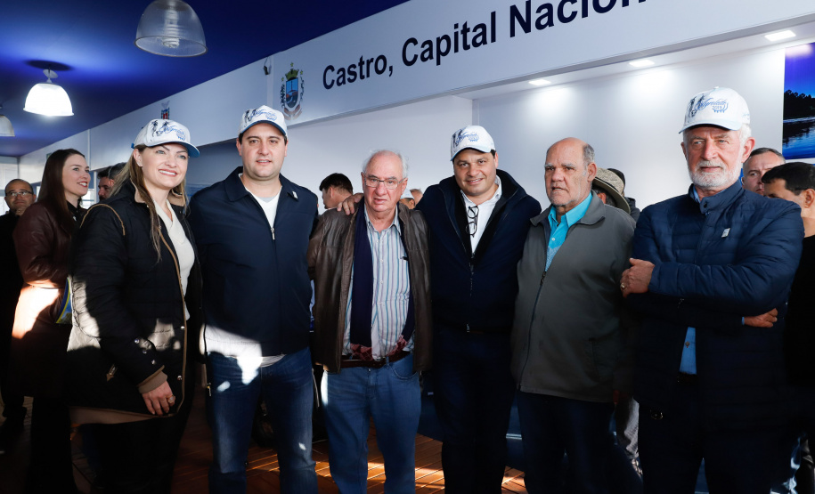 O governador Carlos Massa Ratinho Junior reforçou nesta quinta-feira (15), na Agroleite, em Castro, a necessidade de o Paraná agregar tecnologia e industrialização à produção do leite, mantendo o Estado em uma posição de destaque no País. Em sua 19ª edição, a feira é uma das principais vitrines do Brasil de novas tecnologias para o setor.