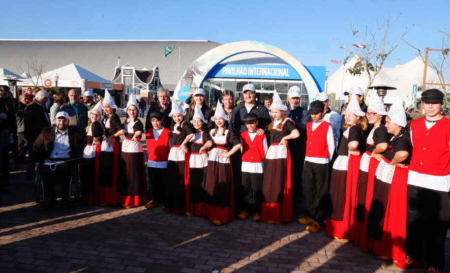 O governador Carlos Massa Ratinho Junior reforçou nesta quinta-feira (15), na Agroleite, em Castro, a necessidade de o Paraná agregar tecnologia e industrialização à produção do leite, mantendo o Estado em uma posição de destaque no País. Em sua 19ª edição, a feira é uma das principais vitrines do Brasil de novas tecnologias para o setor.