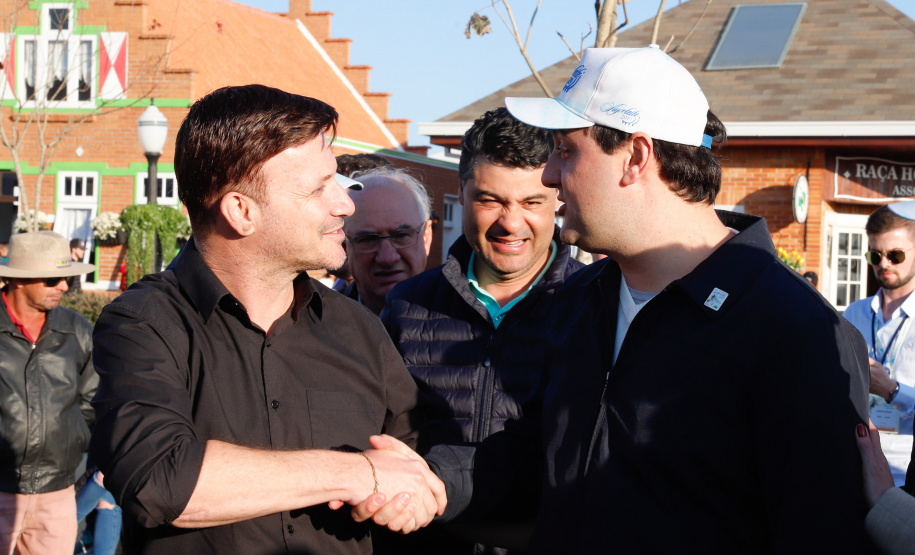 O governador Carlos Massa Ratinho Junior reforçou nesta quinta-feira (15), na Agroleite, em Castro, a necessidade de o Paraná agregar tecnologia e industrialização à produção do leite, mantendo o Estado em uma posição de destaque no País. Em sua 19ª edição, a feira é uma das principais vitrines do Brasil de novas tecnologias para o setor.