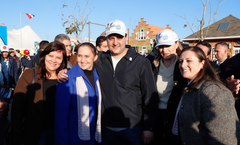 O governador Carlos Massa Ratinho Junior reforçou nesta quinta-feira (15), na Agroleite, em Castro, a necessidade de o Paraná agregar tecnologia e industrialização à produção do leite, mantendo o Estado em uma posição de destaque no País. Em sua 19ª edição, a feira é uma das principais vitrines do Brasil de novas tecnologias para o setor.