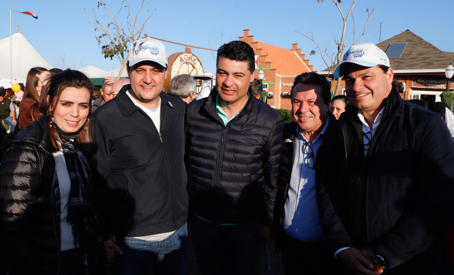O governador Carlos Massa Ratinho Junior reforçou nesta quinta-feira (15), na Agroleite, em Castro, a necessidade de o Paraná agregar tecnologia e industrialização à produção do leite, mantendo o Estado em uma posição de destaque no País. Em sua 19ª edição, a feira é uma das principais vitrines do Brasil de novas tecnologias para o setor.