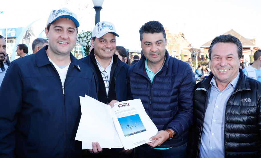 O governador Carlos Massa Ratinho Junior reforçou nesta quinta-feira (15), na Agroleite, em Castro, a necessidade de o Paraná agregar tecnologia e industrialização à produção do leite, mantendo o Estado em uma posição de destaque no País. Em sua 19ª edição, a feira é uma das principais vitrines do Brasil de novas tecnologias para o setor.