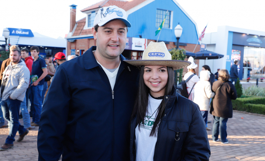 O governador Carlos Massa Ratinho Junior reforçou nesta quinta-feira (15), na Agroleite, em Castro, a necessidade de o Paraná agregar tecnologia e industrialização à produção do leite, mantendo o Estado em uma posição de destaque no País. Em sua 19ª edição, a feira é uma das principais vitrines do Brasil de novas tecnologias para o setor.