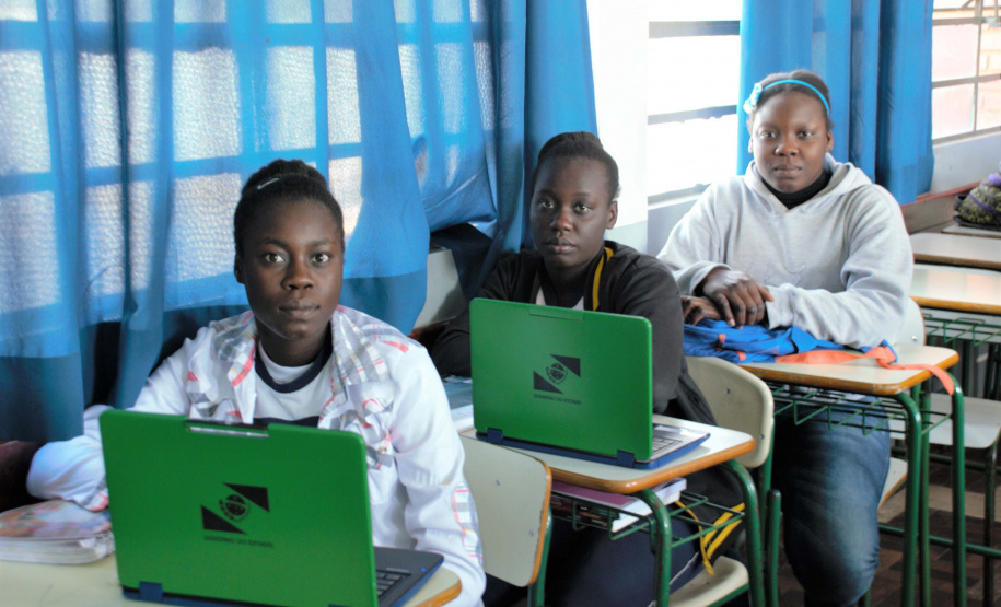 Professora de português usa programa online para ensinar irmãs haitianas. Foto: Divulgação/SEED